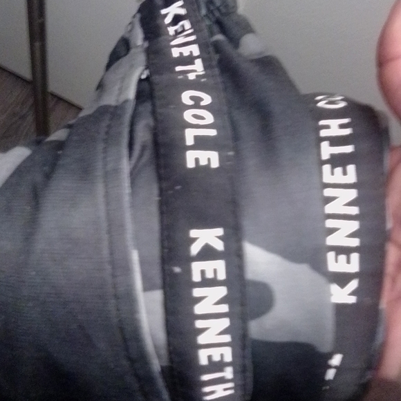 Designer Brands Fairly new - Picture 4 of 5